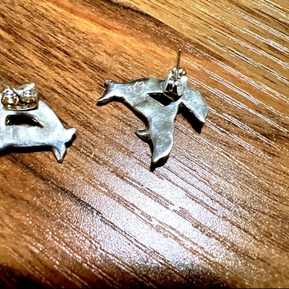 3/$30 🌸 Sterling silver artisan crafted
dolphin earrings - Picture 2 of 4